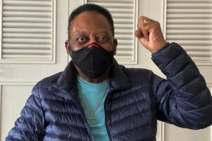 Pelé com os pulsos levantados