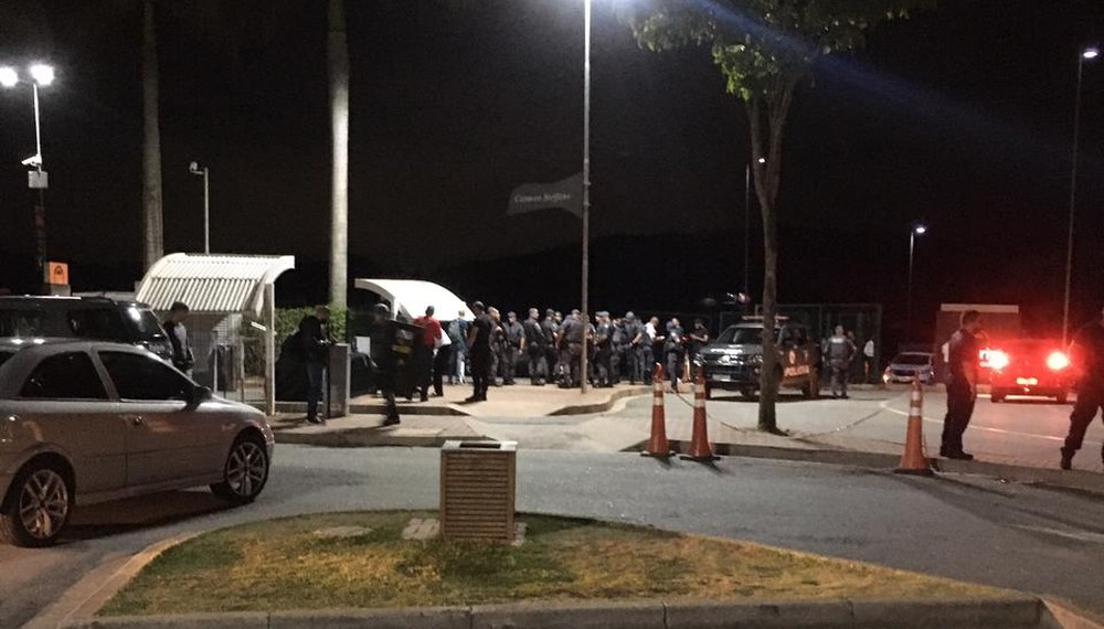 Funcionários de loja de grife são feitos reféns durante assalto em Outlet, em SP