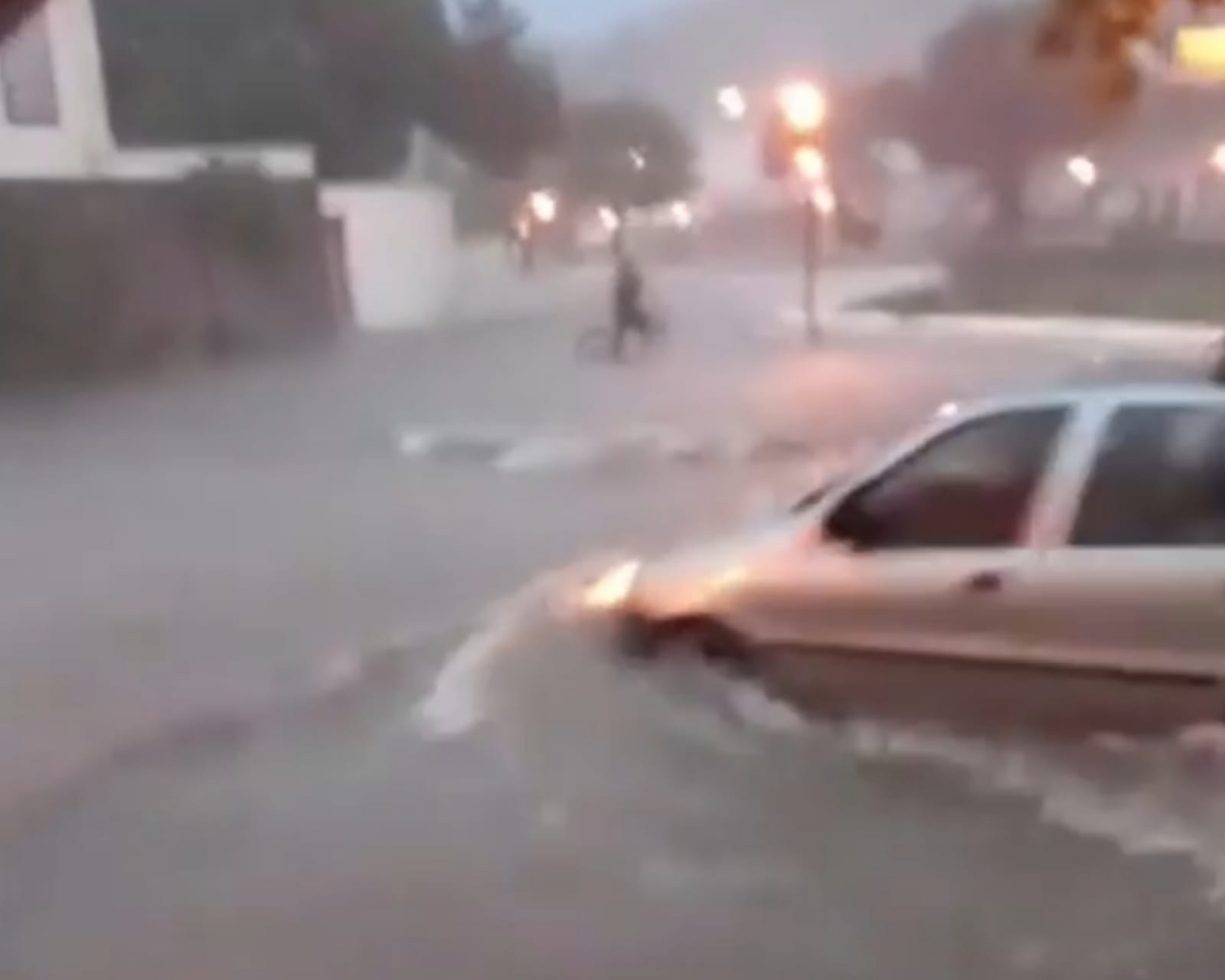 A forte chuva que atingiu a Cidade de Goiás deixou diversas ruas alagadas, no final da tarde e início da noite de terça-feira (16). (Foto: reprodução)