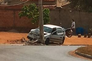 Carros se choca contra poste em Aparecida de Goiânia