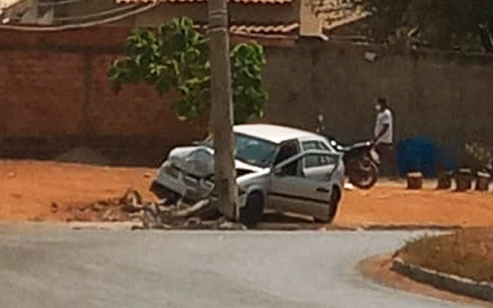 Carros se choca contra poste em Aparecida de Goiânia