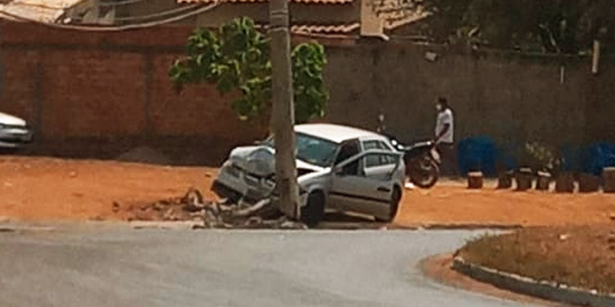 Carros se choca contra poste em Aparecida de Goiânia
