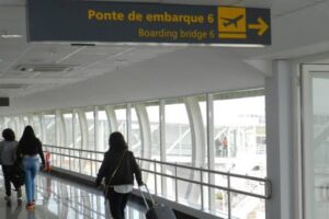 Quarentena para viajantes não vacinados passa a valer neste sábado (11); entenda as regras