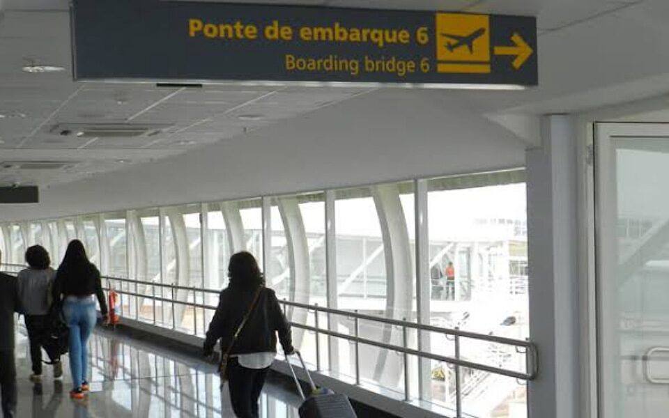 Quarentena para viajantes não vacinados passa a valer neste sábado (11); entenda as regras