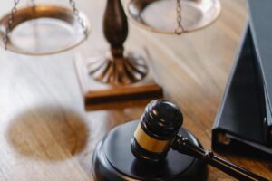 Banco é condenado após recusa em usar nome social de mulher trans em cartão, em Goiás