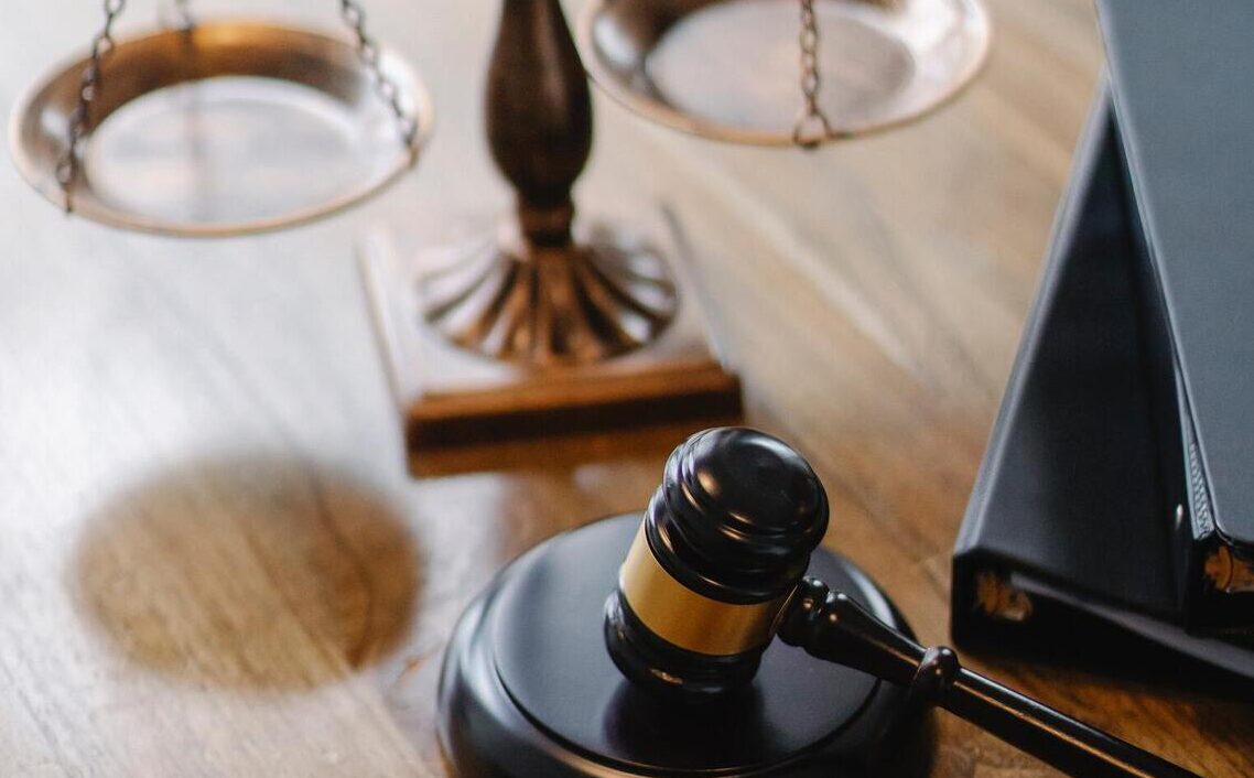 Banco é condenado após recusa em usar nome social de mulher trans em cartão, em Goiás