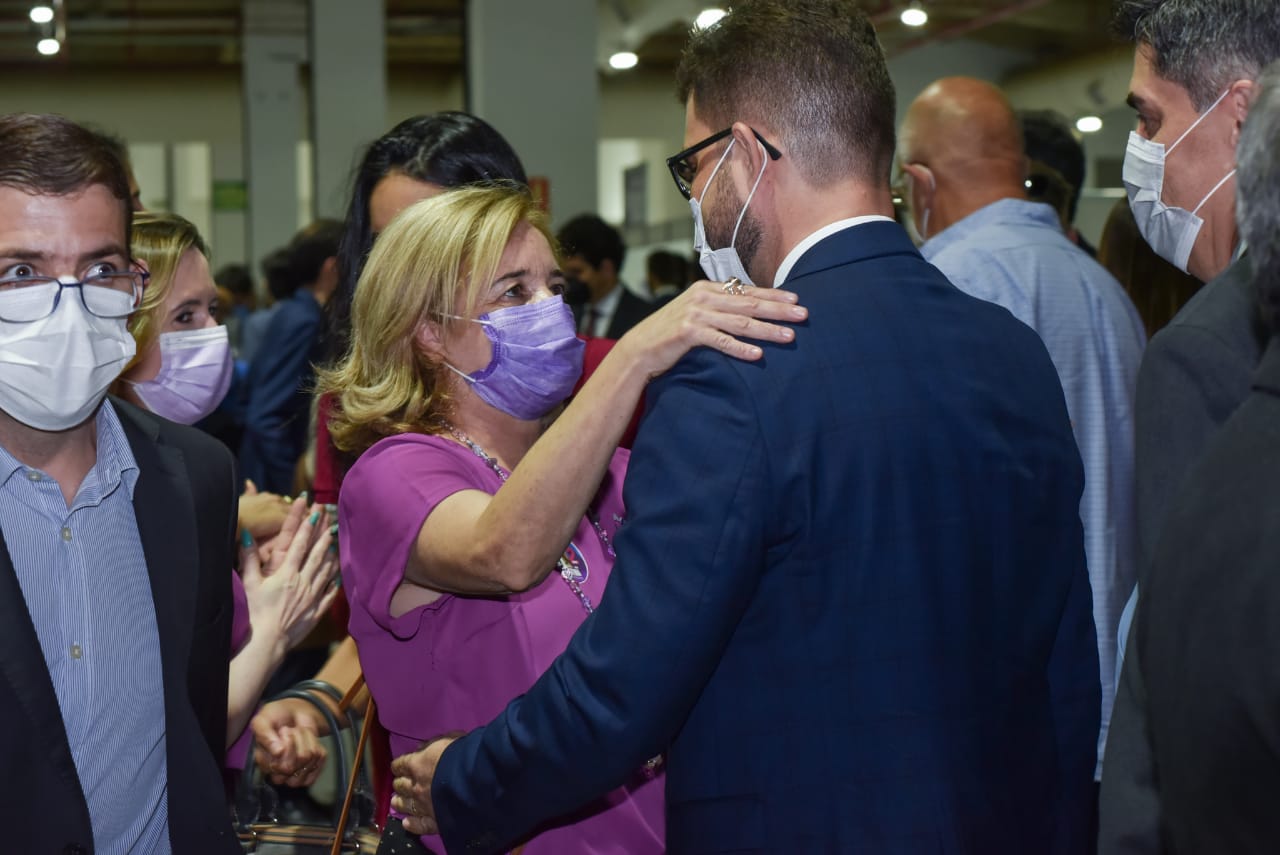 Valentina Jungmann em último contato com eleitores no local de votação da OAB-GO (Foto: Jucimar de Sousa)