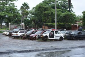 Carros apreendidos em estacionamento de ginásio acumulam lixo e aumentam risco de proliferação da dengue no Centro de Aparecida (Foto: Jucimar de Sousa - Mais Goiás)
