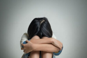 Pai e madrasta são suspeitos de torturar criança de 7 anos por ser “muito levada”