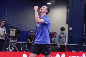 Hugo Calderano comemora vitória no Mundia de Tênis de Mesa