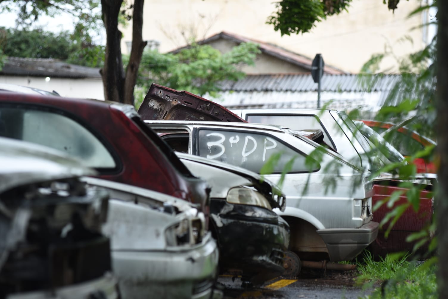 Veículos identificados com "3D" indicam relação com 3º Delegacia de Polícia (Foto: Jucimar de Sousa - Mais Goiás)