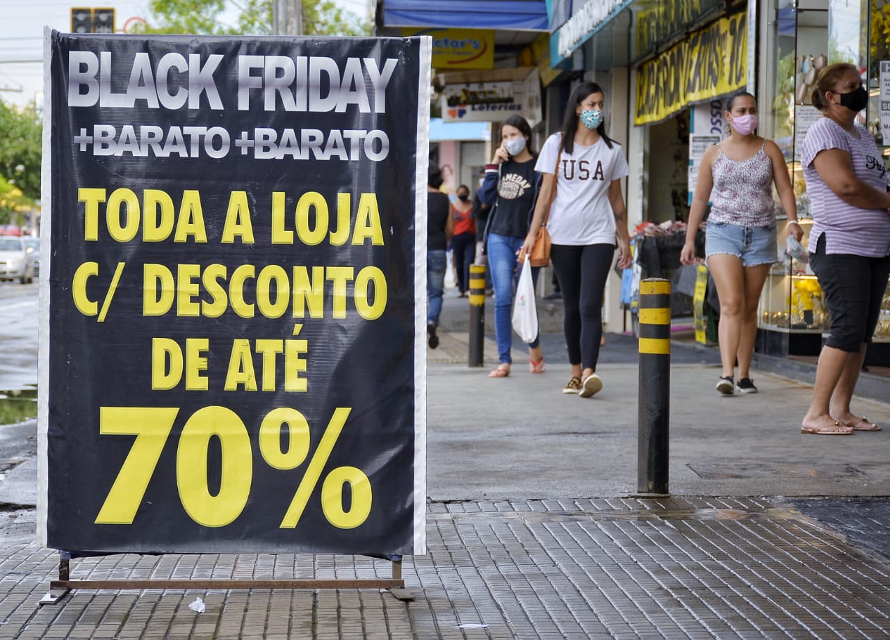 Shoppings e lojas de Goiânia ampliaram o horário de funcionamento para a Black Friday na capital, nesta sexta-feira (26). (Foto: Jucimar de Sousa/Mais Goiás)