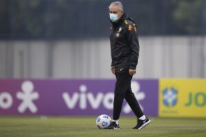 Tite durante treino na Seleção Brasileira