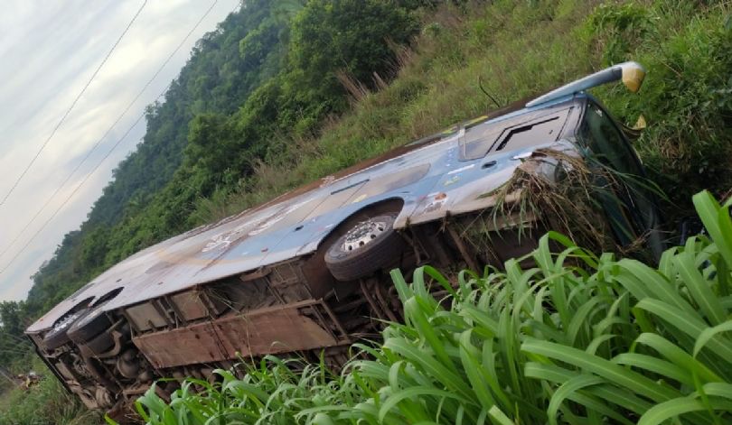 Ônibus de turismo com destino à Goiânia tomba na BR-010 após colisão com caminhonete