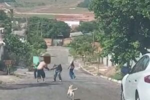 Homem ainda briga com vizinho, que é atingido por facadas