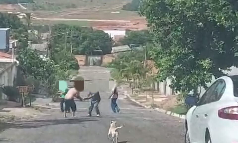 Homem ainda briga com vizinho, que é atingido por facadas