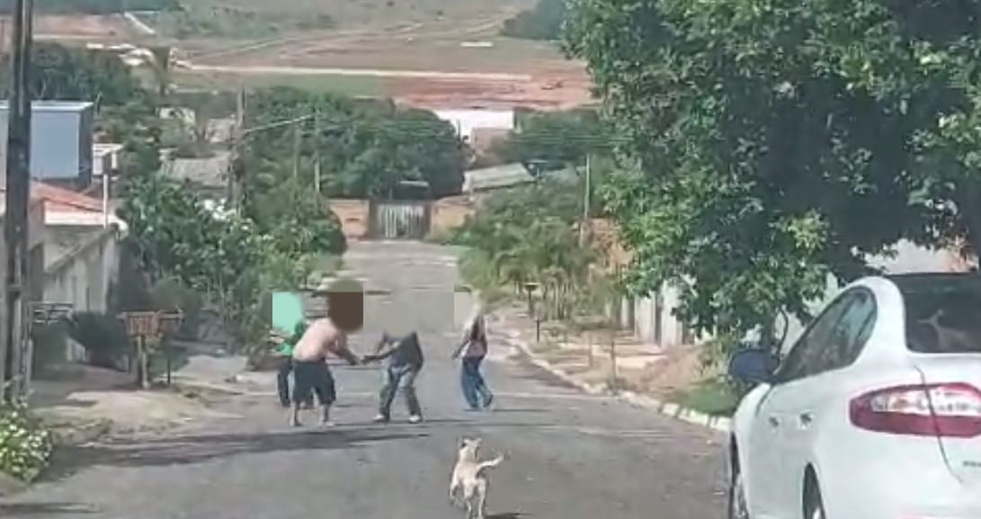 Homem ainda briga com vizinho, que é atingido por facadas