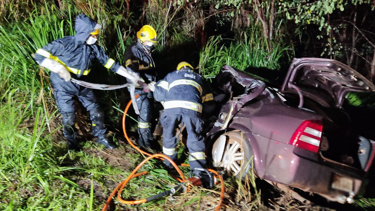 Motorista de carro bate contra caminhão e morre na hora na BR-020, em Formosa