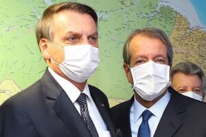 Jair e Flávio Bolsonaro se filiam no PL durante cerimônia em Brasília