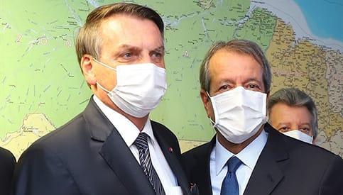 Jair e Flávio Bolsonaro se filiam no PL durante cerimônia em Brasília