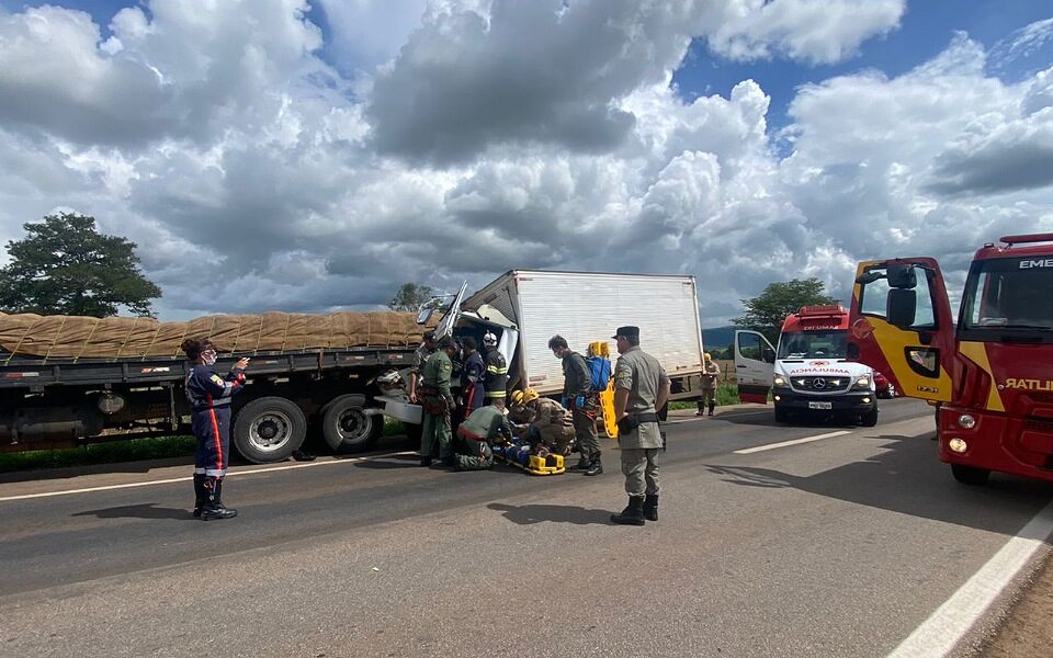 Bombeiros resgatam feridos em acidente em Guapó