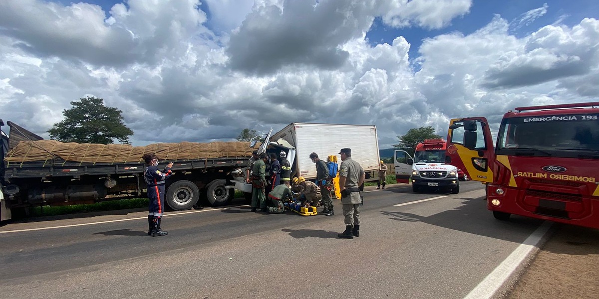 Acidente com caminhão desgovernado deixa um morto e um ferido em Guapó (Foto: BMGO - Divulgação)