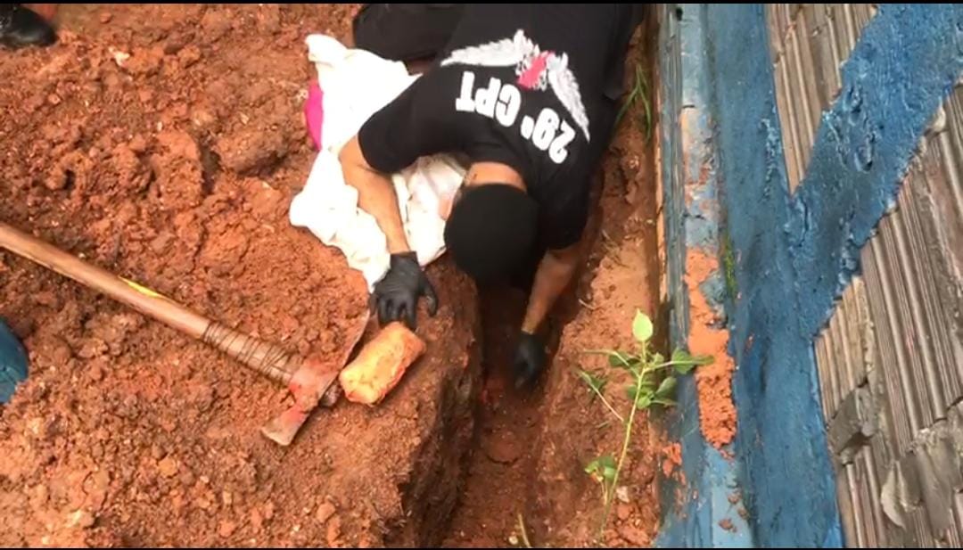 Policiais militares  apreenderam mais de R$ 60 mil em drogas que estavam enterradas no quintal de uma casa em Mineiros. (Foto: divulgação/PM)