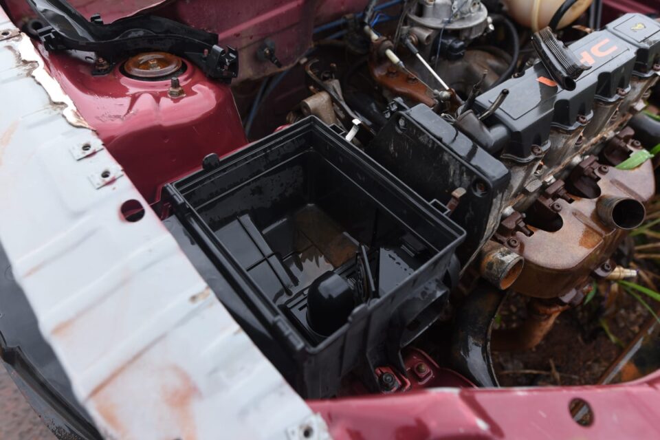 Água empoçada no interior dos veículos contribuem para proliferação do mosquito transmissor da dengue (Foto: Jucimar de Sousa - Mais Goiás)