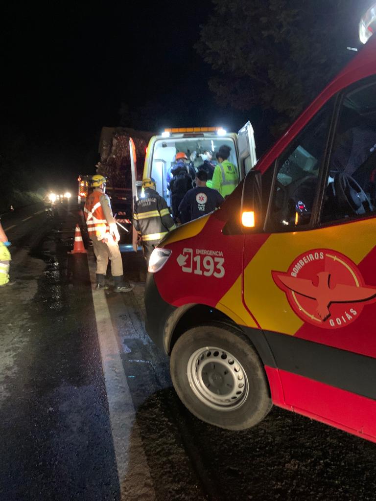 Caminhões se envolvem em acidente com colisão frontal na BR-040, em Luziânia (Foto: Bombeiros)