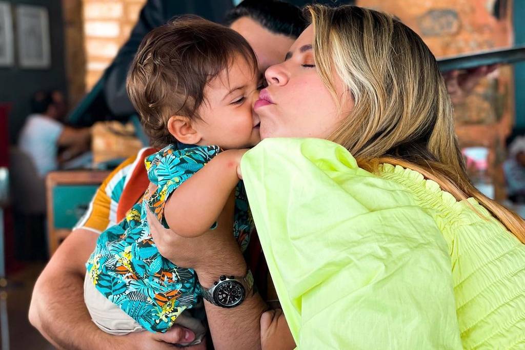 Murilo Huff Léo "Meu coração hoje corre pra lá e pra cá", escreveu o cantor. Murilo Huff celebra aniversário de Léo, filho com Marília Mendonça: foto Marília Mendonça "Levando Leozera pra conhecer o bom velhinho", escreveu o cantor. Murilo Huff faz registro de fim de ano com o filho: “Faltou a mãe”: foto Ruth Moreira Filho da cantora está perto de completar dois anos de idade. Murilo Huff e mãe de Marília Mendonça decidem guarda de Léo