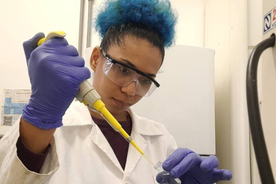 A doutoranda em física Carleane Patrícia da Silva Reis