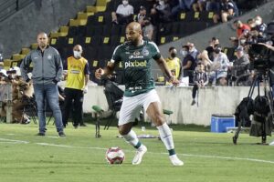 Fellipe Bastos durante jogo pelo Goiás