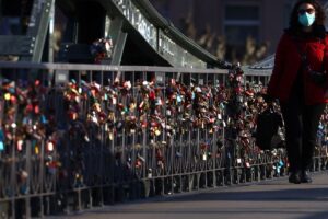 Mulher anda mascarada em ruas de Berlim