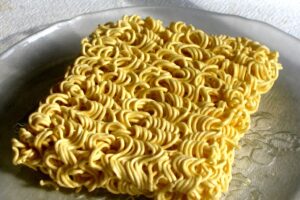 Miojo e refrigerante: os 5 alimentos que mais envelhecem a pele quais alimentos comuns são responsáveis pelo envelhecimento