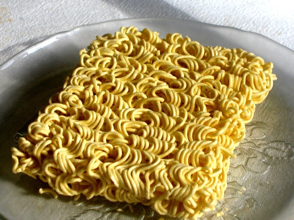 Miojo e refrigerante: os 5 alimentos que mais envelhecem a pele quais alimentos comuns são responsáveis pelo envelhecimento