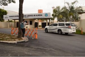 Carros de funenária chegam ao aeroporto de Goiânia para buscar Marília Mendonça e tio