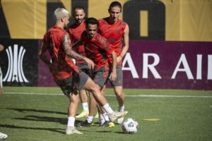 Jogadores do Flamengo durante treino no Uruguai
