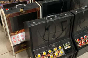 Polícia fiscaliza bares e apreende 11 máquinas caça-níqueis em Itumbiara