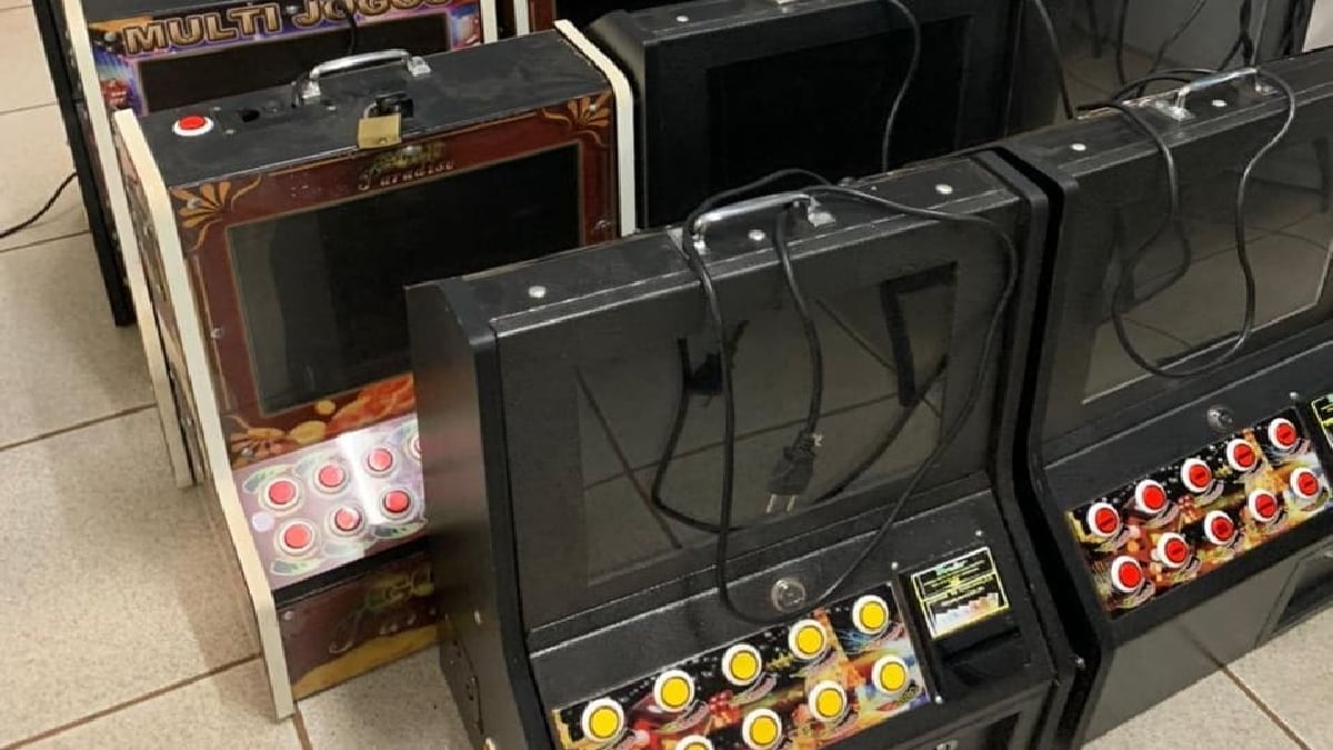 Polícia fiscaliza bares e apreende 11 máquinas caça-níqueis em Itumbiara