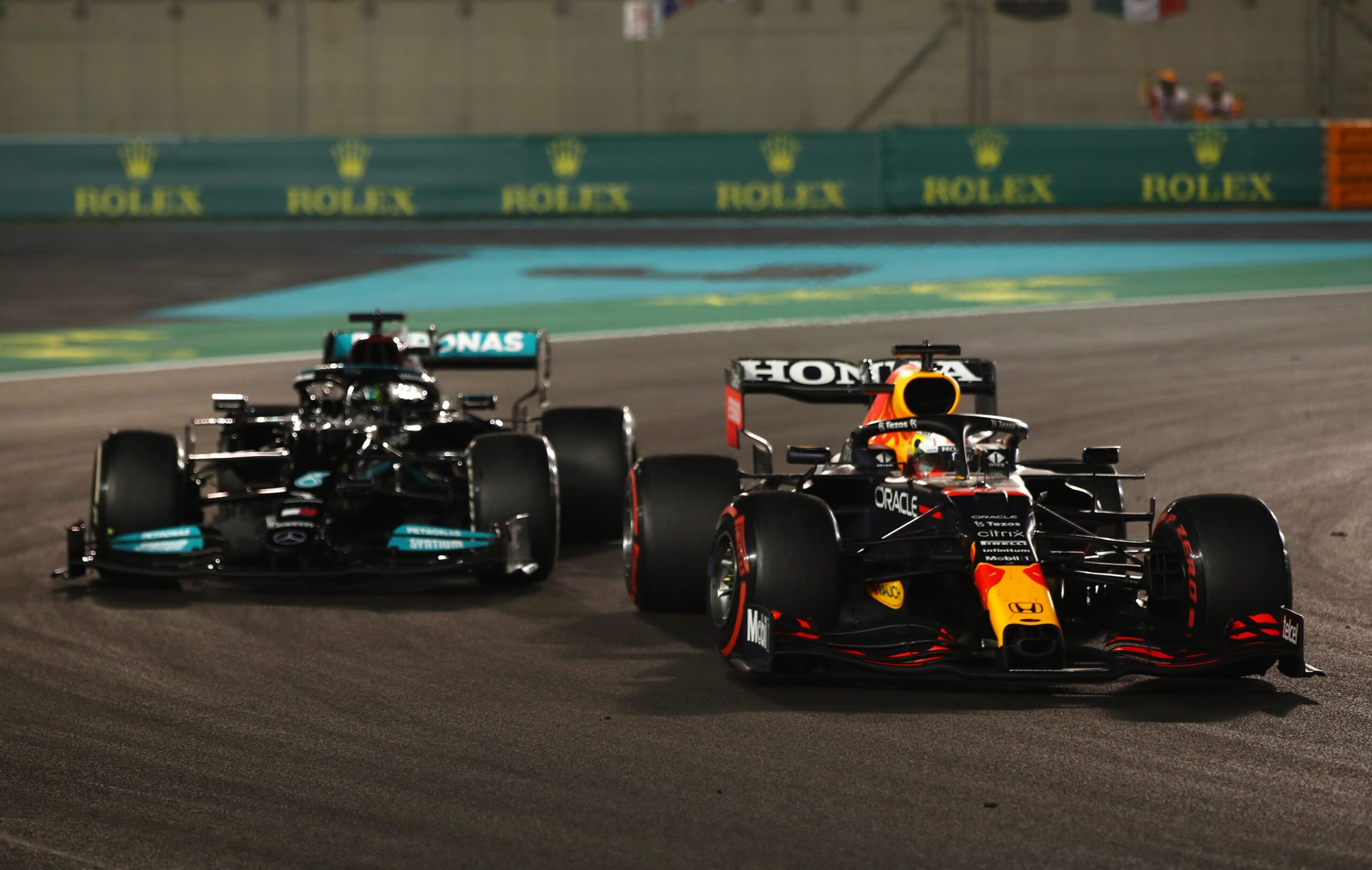 Max Verstappen ultrapassando Lewis Hamilton