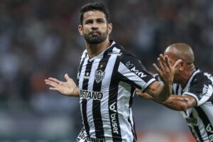 Diego Costa comemora gol com a camisa do Atlético-MG