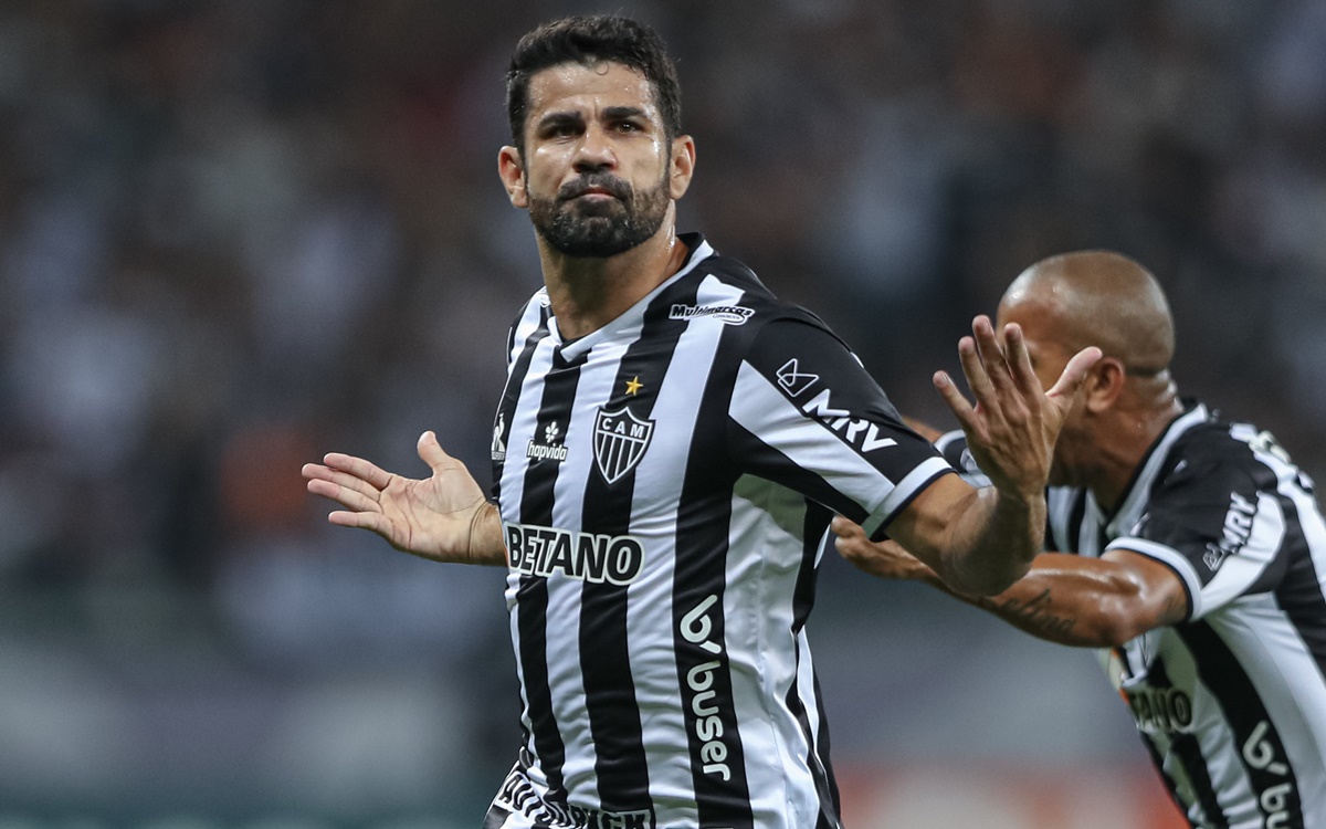Diego Costa comemora gol com a camisa do Atlético-MG