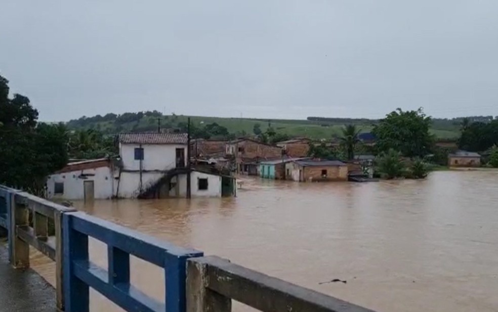 Temporal na Bahia deixa municípios em situação de emergência