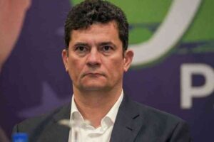 Moro tenta se descolar de Bolsonaro e diz que Lula cria condições para crises de corrupção Ex-juiz da Lava Jato critica loteamento de cargos