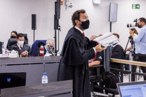 Tragédia matou 242 pessoas e deixou mais de 600 feridos. Defesas de réus da boate Kiss usam mensagem psicografada de vítima do incêndio