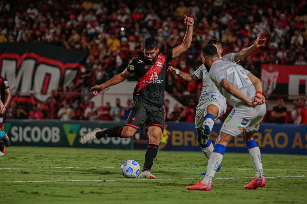 Zé Roberto durante jogo do Atlético-GO pela Série A