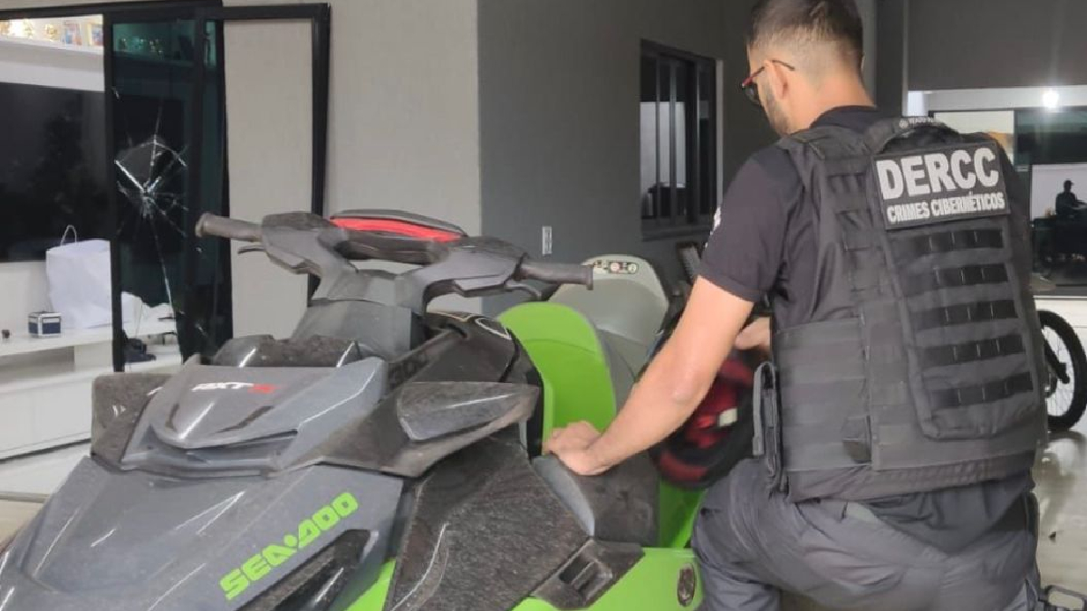 O casal vivia uma vida luxuosa, com propriedade de imóveis, veículos de alto valor, jet ski e viagens de lazer com grandes custos. (Foto: Divulgação – PC)