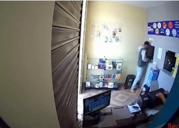 Câmera de segurança flagra assalto a correspondente bancário na Paraíba