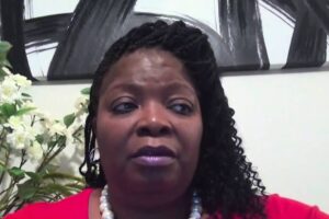 Mulher algemada nua durante operação policial em Chicago será indenizada em US$ 2,9 milhões