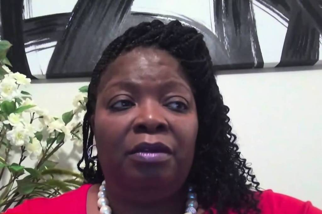 Mulher algemada nua durante operação policial em Chicago será indenizada em US$ 2,9 milhões